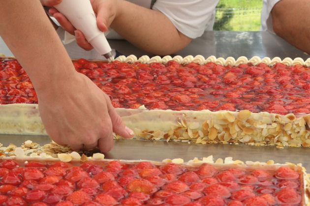 Leckere Erdbeertorte von der Bäckerei & Konditorei Plentz beim Erdbeerfest in Schwante