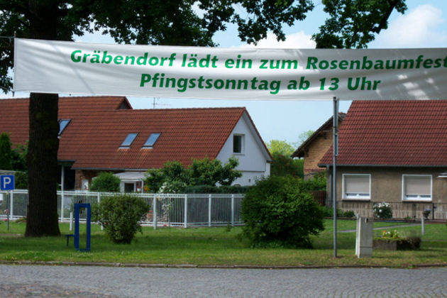 Zum Rosenbaumfest am Pfingstsonntag werden auf dem Dorfplatz Gräbendorf wieder viele Besucher erwartet.